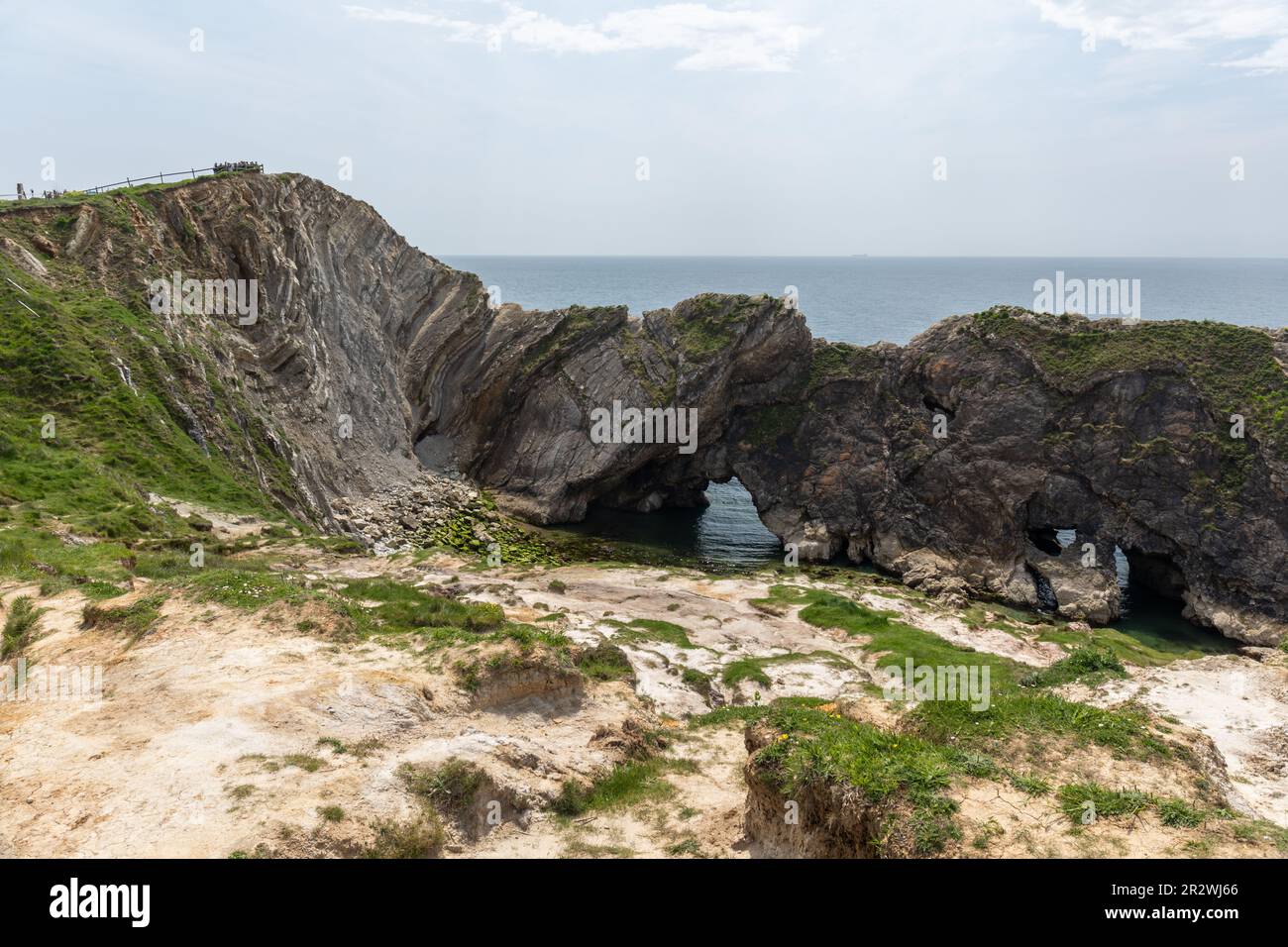 Stair Hole ist eine kleine Bucht in Lulworth Cove, wo gefaltete Kalksteinschichten - die Lulworth-Knauze - zu sehen sind. UNESCO-Weltkulturerbe, Dorset, Großbritannien Stockfoto