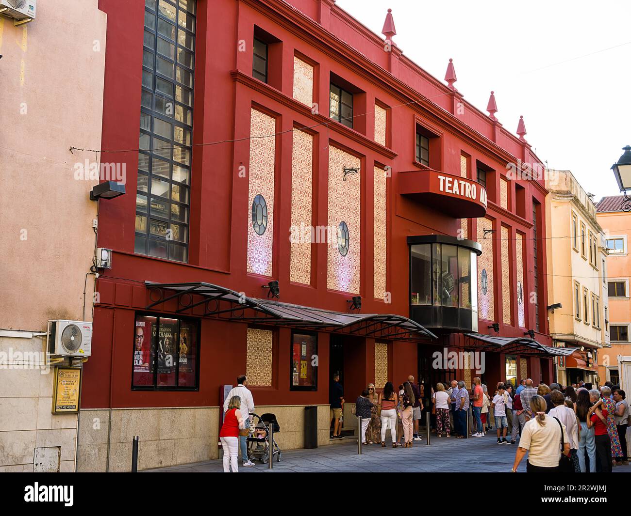 Plasencia, Spanien - 25. Juni 2022: Publikumseintritt zum Alkazar Theater in Plasencia, Spanien Stockfoto