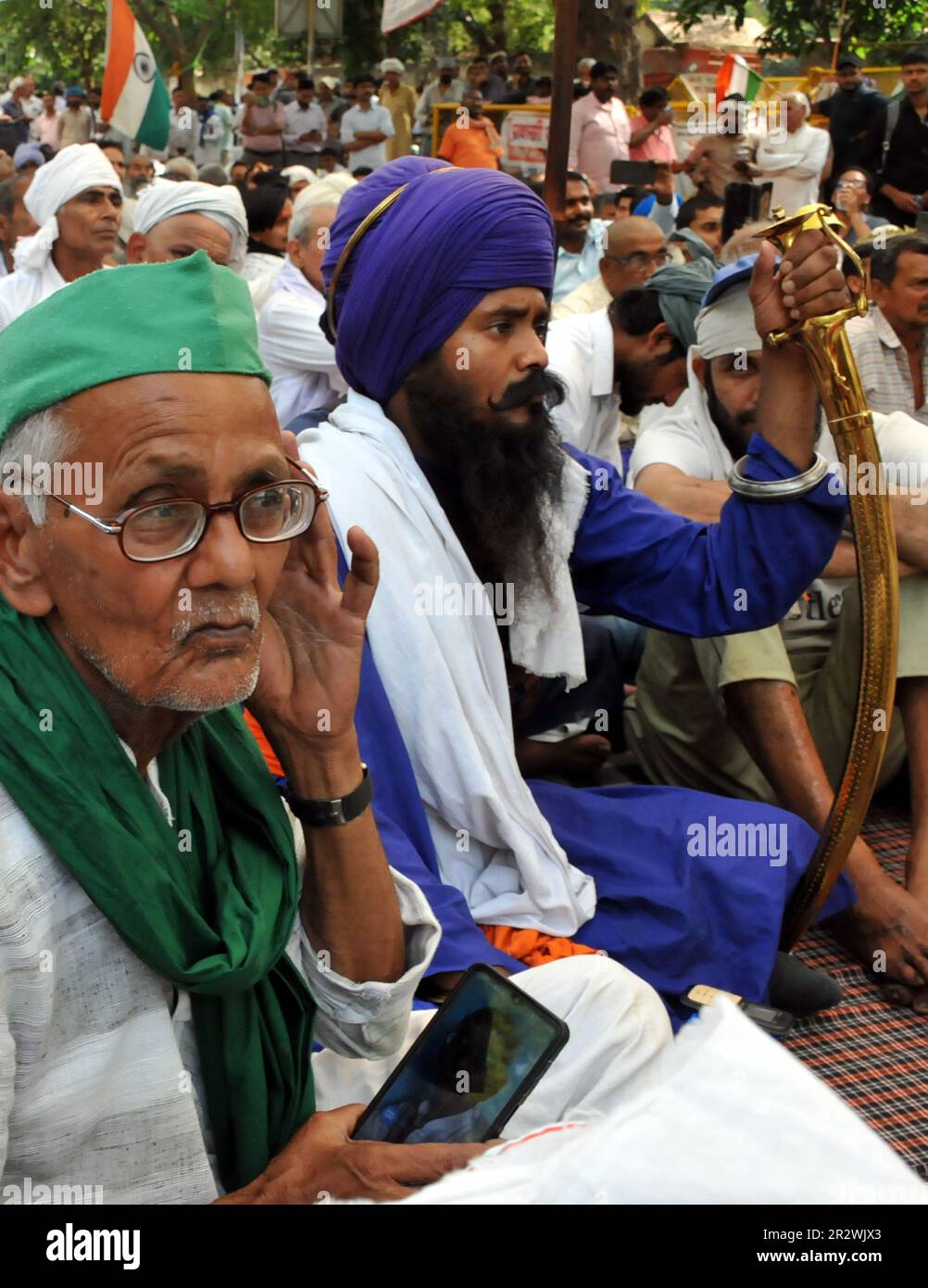 Neu-Delhi, Indien. 21. Mai 2023. Ein Sikh Nihang trägt ein Schwert als Anhänger der internationalen indischen Medaillenwrestler Vinesh Phogat, Bajrang Punia, Sakshi Malik und Sangeeta Phogat protestieren gegen den WFI-Präsidenten, den sie der sexuellen Belästigung mehrerer Wrestlerinnen beschuldigen. (Kreditbild: © Ravi Batra/ZUMA Press Wire) NUR REDAKTIONELLE VERWENDUNG! Nicht für den kommerziellen GEBRAUCH! Stockfoto