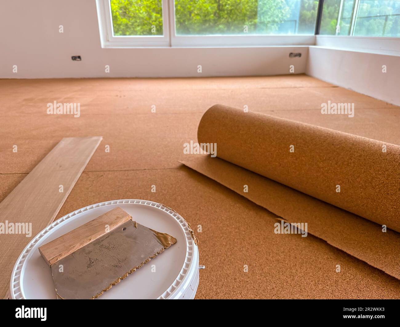 Korkplatten sind zum Schutz vor Trittgeräuschen auf den Boden geklebt. Stockfoto