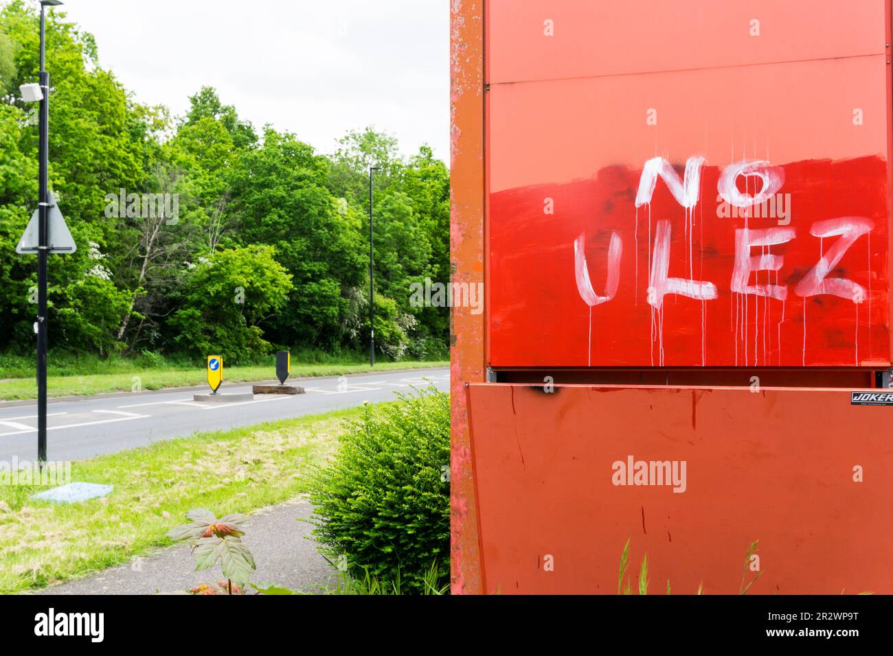 Anti-Ultra-Low-Emission-Zone kein ULEZ-Graffiti auf der A21. Straße nach London nahe Orpington in Kent. Stockfoto