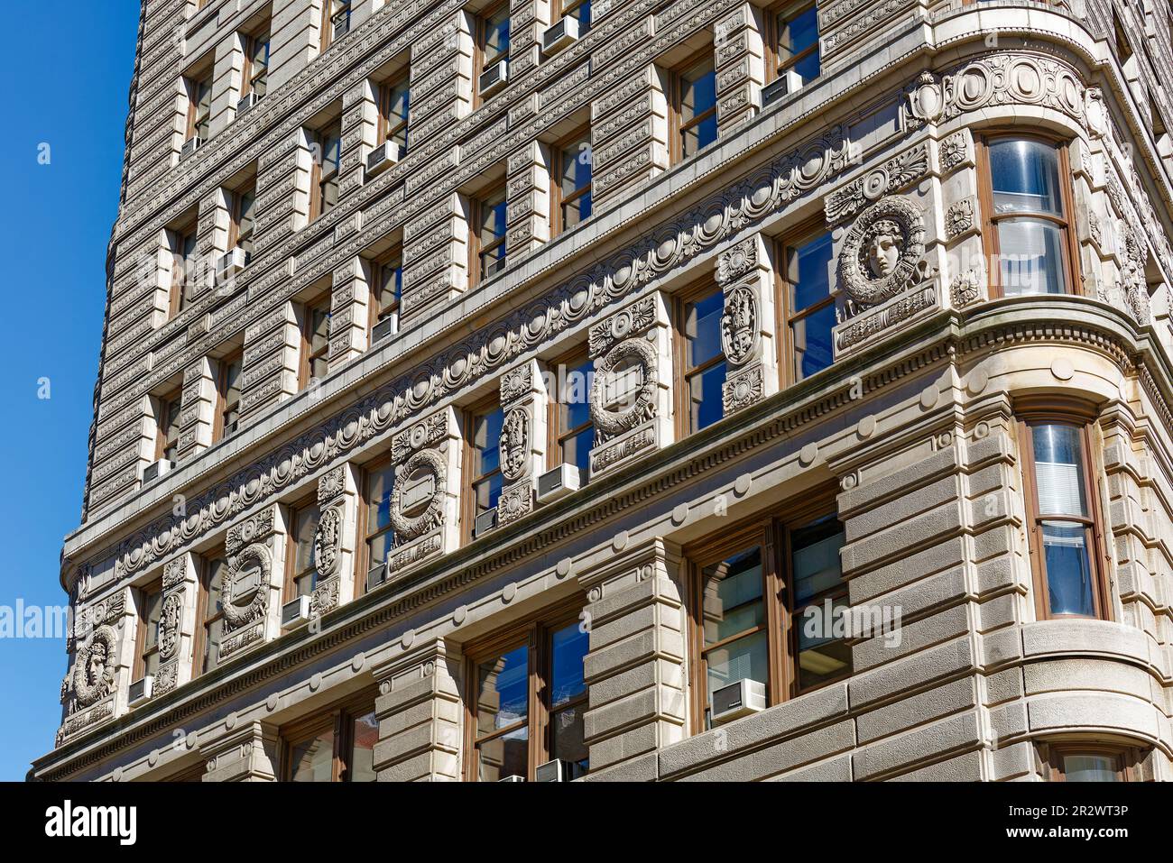 Das Flatiron Building ist ein Wahrzeichen von NYC, das für seine reiche Terracotta-Verzierung und seine dreieckige Form charakteristisch ist. Stockfoto