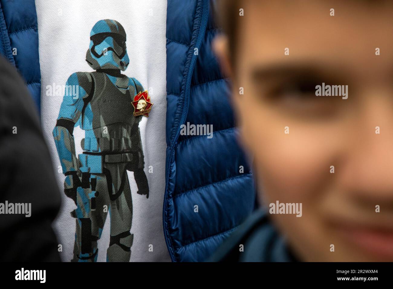 Moskau, Russland. 21. Mai 2023. Ein Junge in einem T-Shirt mit einem Bild eines Soldaten aus der Star Wars-Filmsaga nimmt an einer Pioniereinführungszeremonie auf dem Roten Platz im Zentrum von Moskau, Russland, Teil. Kredit: Nikolay Vinokurov/Alamy Live News Stockfoto