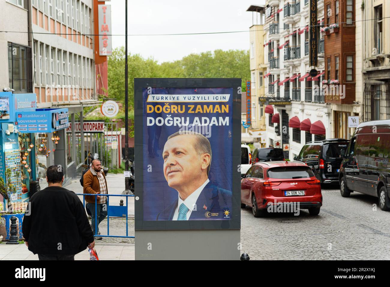Auf dem Taksim-Platz ist ein Wahlkampfbanner zu sehen, das den unbesonnenen türkischen Präsidenten Recep Tayyip Erdogan unterstützt. In der Türkei stehen Parlamentswahlen an Stockfoto
