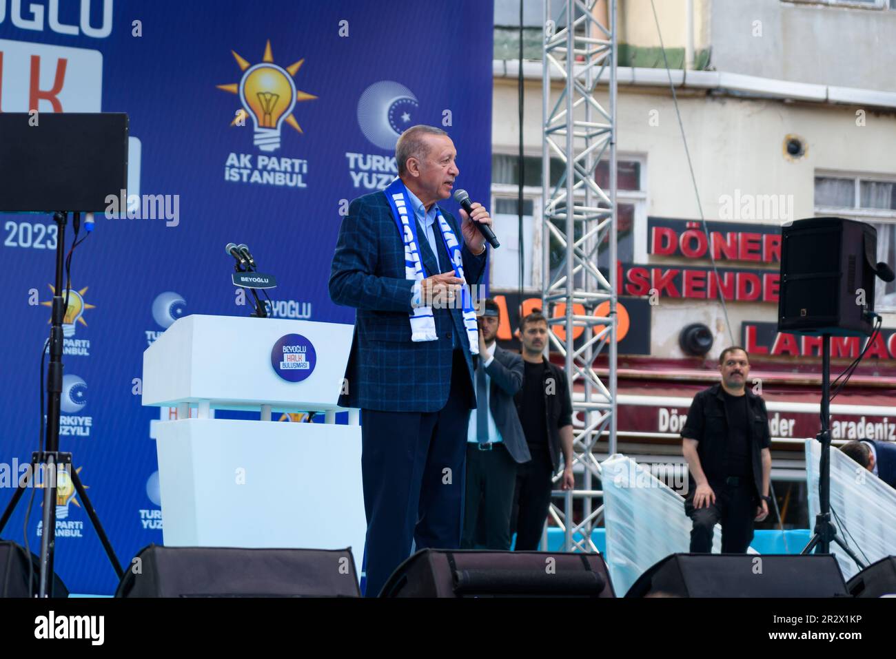 Istanbul, Türkei - 13. Mai 2023: Der amtierende türkische Präsident Recep Tayyip Erdogan wird bei einer Wahlkampagne in Kizilay Mey auf der Bühne gesehen Stockfoto