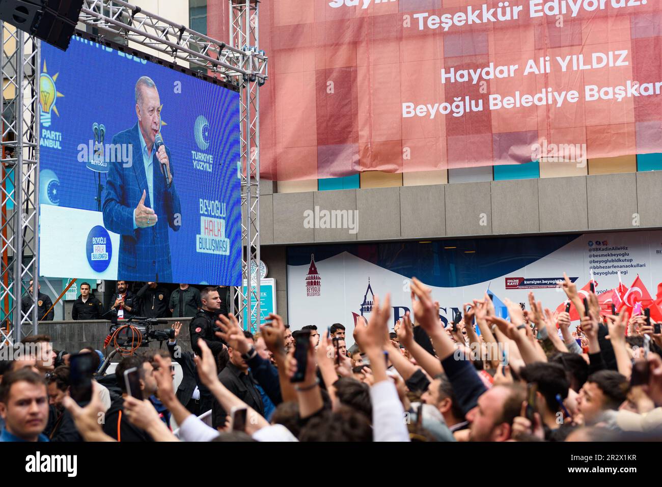 Istanbul, Türkei - 13. Mai 2023: Der amtierende türkische Präsident Recep Tayyip Erdogan wird bei einer Wahlkampagne in Kizilay Mey auf der Bühne gesehen Stockfoto