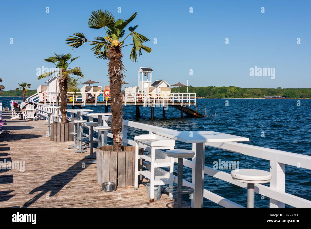 Die Seebar mit Sebadeanstalt an der Kiellinie mit karibischem Flair ist ein Hotspot an der Kielr Förde Stockfoto