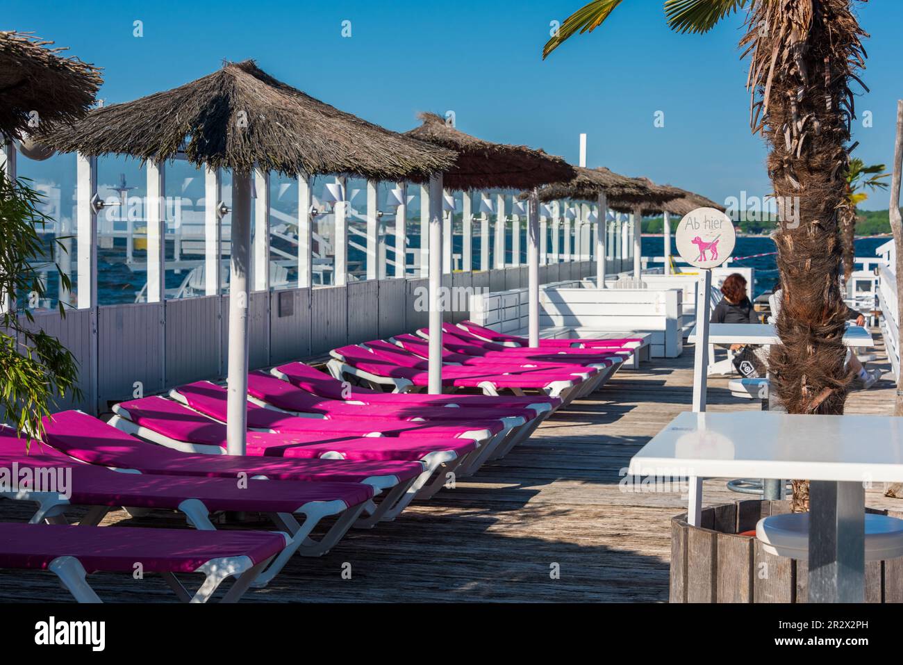 Die Seebar mit Sebadeanstalt an der Kiellinie mit karibischem Flair ist ein Hotspot an der Kielr Förde Stockfoto