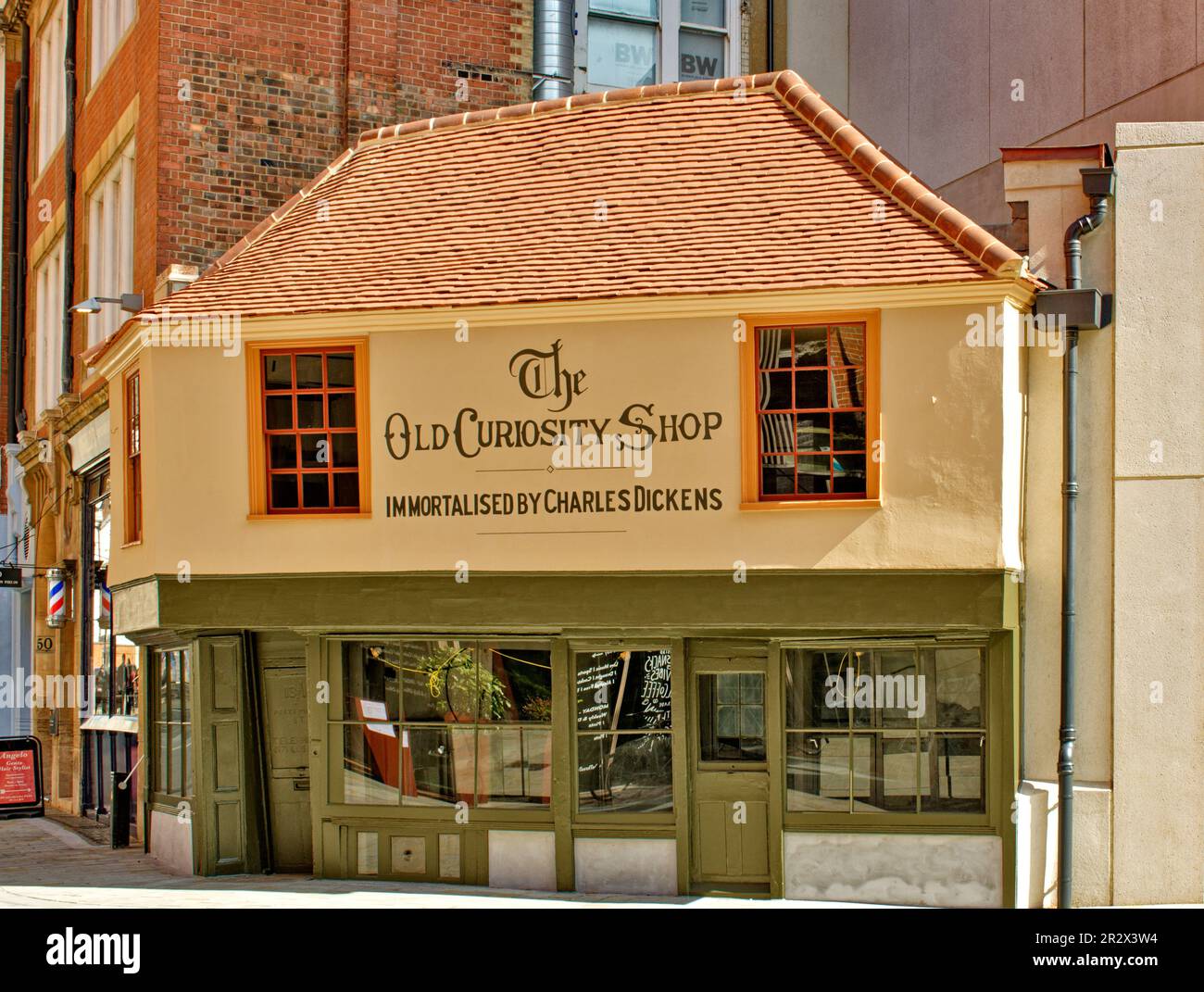 London Charles Dickens und das renovierte Old Curiosity Shop Gebäude in der Portsmouth Street Stockfoto