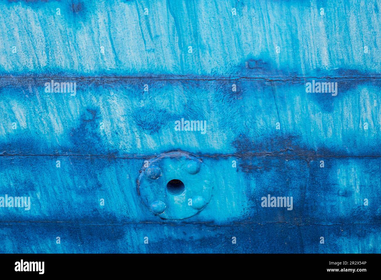 Blauer strukturierter Hintergrund. Nahaufnahme eines verwitterten Schiffes. Stockfoto