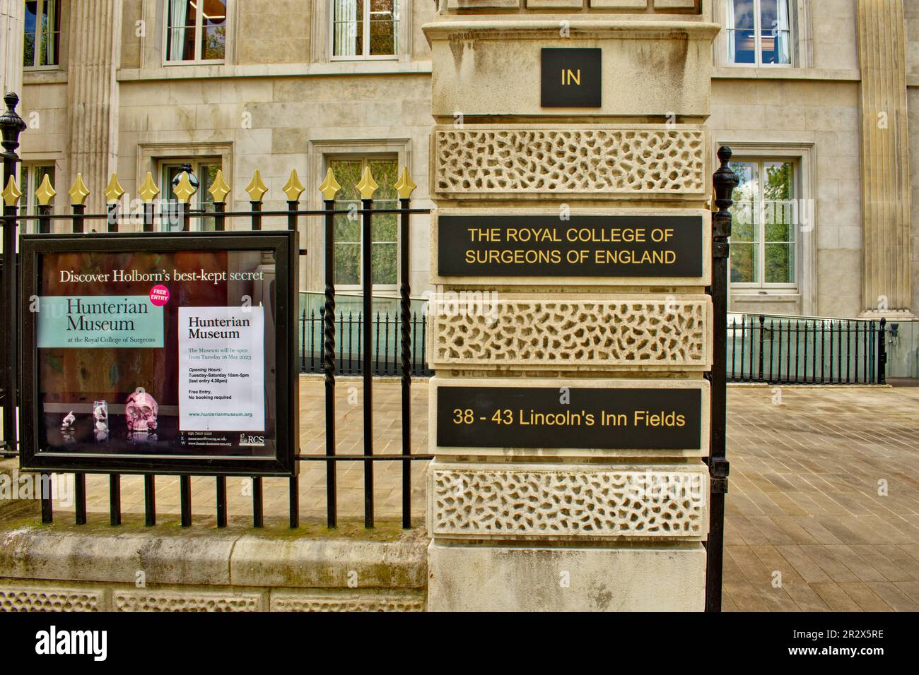 Das London Royal College of Surgeons, das Hunterian Museum, Außenansicht und College-Schilder Stockfoto