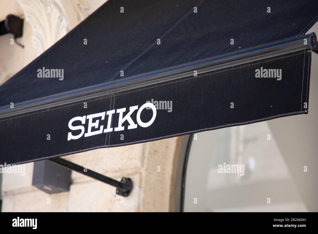 Bordeaux , Aquitaine Frankreich - 05 19 2023 : seiko Logo Marke und Schild Text Vorderseite des Ladens Modeeingang Fassade Uhren Ladenkette Stockfoto