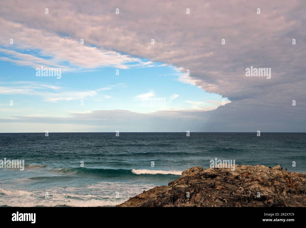 Blick über den Pazifik mit Ufer der Wolke Main Beach, North Stradbroke Island, Queensland, Australien. März Stockfoto