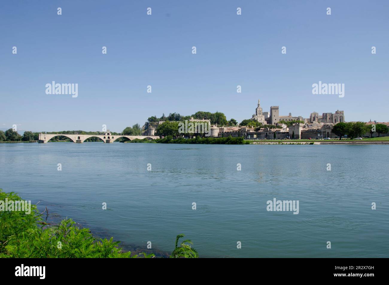 Pont Saint Benezet Brücke und Blick auf die Rhone in Avignon. Avignon ist eine Stadt an der Rhone in Südfrankreich. Mittelalterliche Stadt, historisch. Stockfoto
