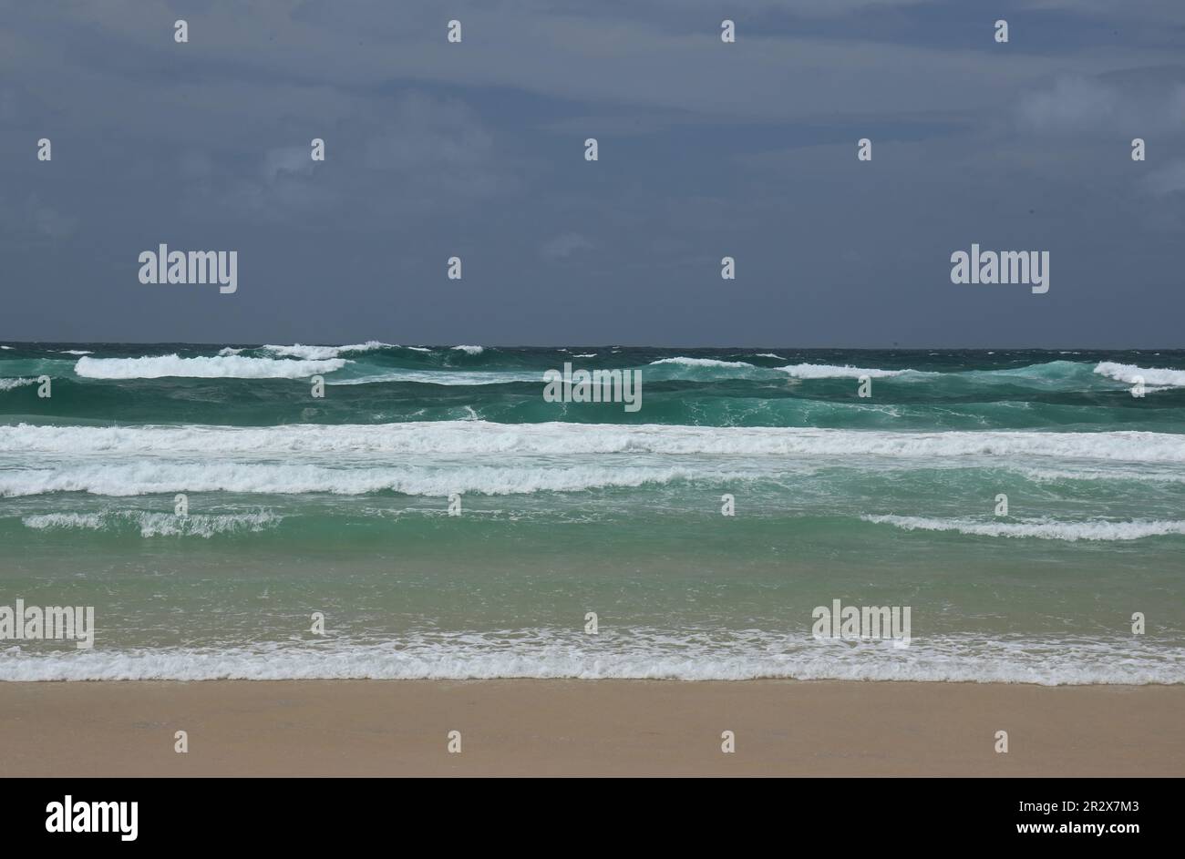 Pazifik an einem stürmischen Tag Main Beach, North Stradbroke Island, Queensland, Australien. März Stockfoto