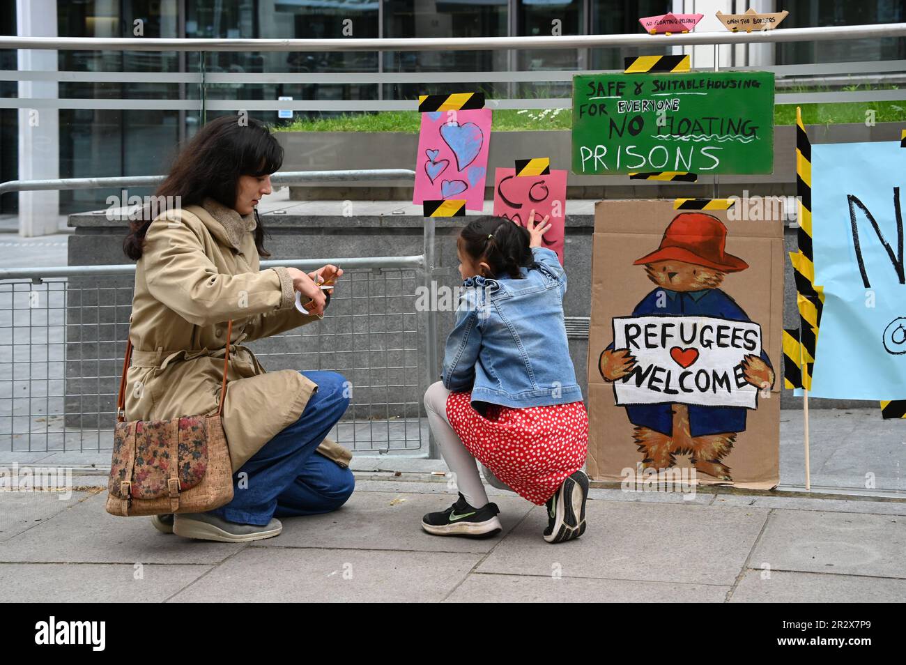 Home Office, London, Großbritannien. 21. Mai 2023. Rednerin Mikaela Loach ist eine Klimarechtaktivistin mit Sitz in Edinburgh, Schottland, bei einer Rettungsaktion, bei Justizorganisatoren für Migranten und Personen mit Erfahrung mit Migrationsprotesten gegen den Bibby Stockholm-Migrantenkahn. Ein riesiges Schiff mit einer Kapazität von nur 200 Personen wird 500 Asylbewerber vor der Küste von Dorset aufnehmen, die in britischen Gewässern vor dem Innenministerium angekommen sind. Kredit: Siehe Li/Picture Capital/Alamy Live News Stockfoto