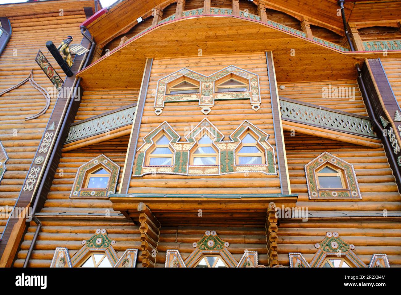 Fassadenhaus mit Balkonen aus Holzrahmen im alten russischen Stil Stockfoto