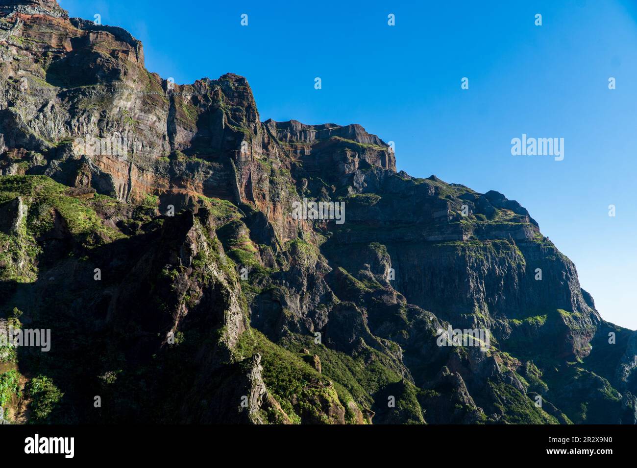 Schöner Wanderweg von Pico do Arieiro nach Pico Ruivo, Insel Madeira. Fußweg PR1 - Vereda do Areeiro. Am sonnigen Sommertag über den Wolken. Por Stockfoto