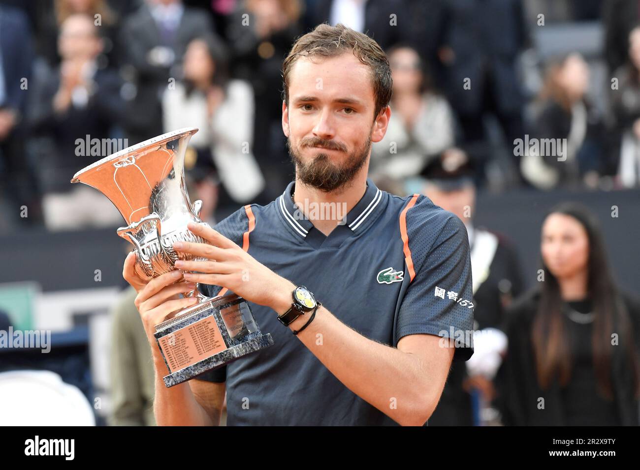 Rom, Italien. 21. Mai 2023. Daniil Medwedev aus Russland posiert mit dem Preis nach dem Sieg im Finale gegen Holger Rune aus Dänemark beim Internazionali BNL d'Italia Tennis Turnier im Foro Italico in Rom, Italien am 21. Mai 2023. Kredit: Insidefoto di andrea staccioli/Alamy Live News Stockfoto