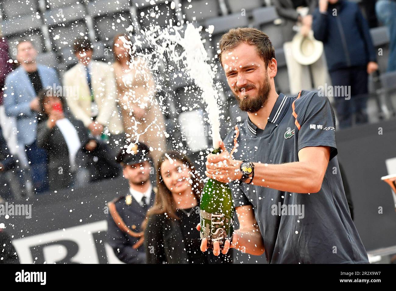 Rom, Italien. 21. Mai 2023. Daniil Medwedev aus Russland posiert mit dem Preis nach dem Sieg im Finale gegen Holger Rune aus Dänemark beim Internazionali BNL d'Italia Tennis Turnier im Foro Italico in Rom, Italien am 21. Mai 2023. Kredit: Insidefoto di andrea staccioli/Alamy Live News Stockfoto