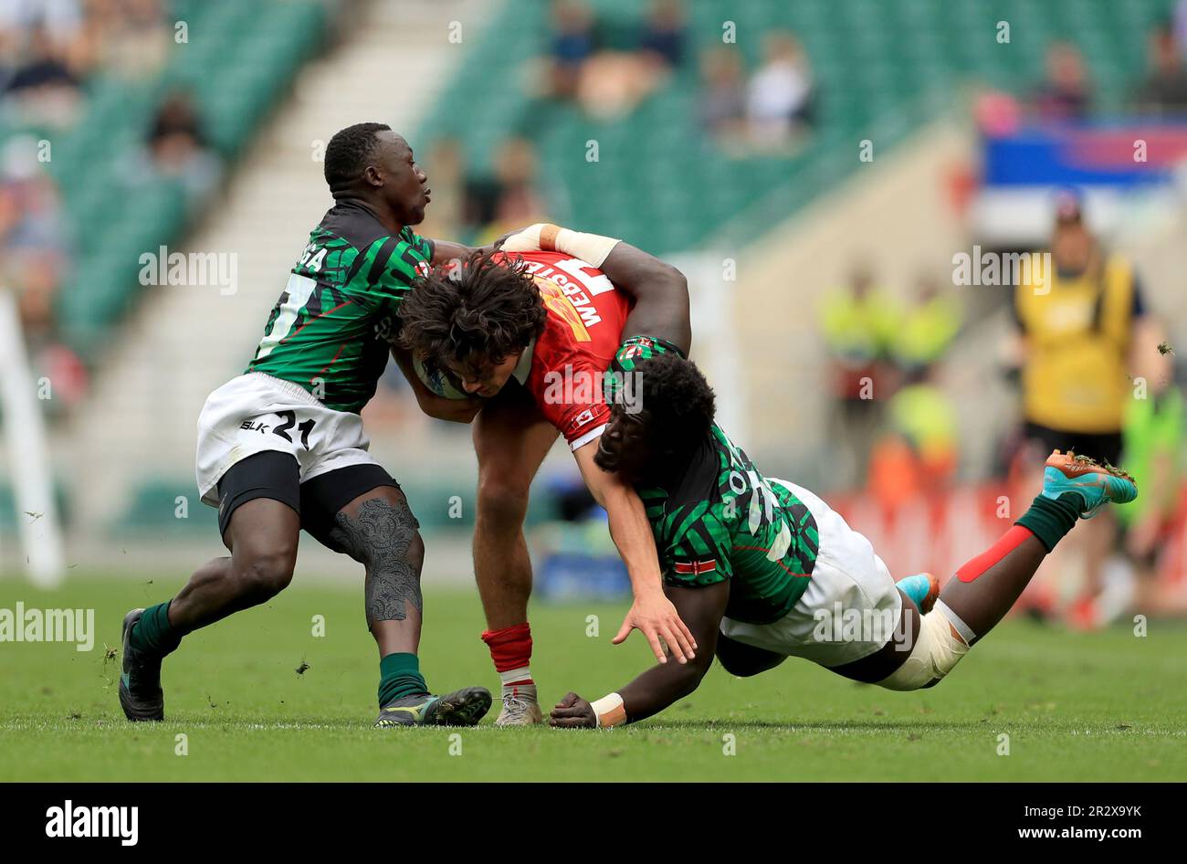 Kanadischer Brock Webster wird von Kenias Alvin Otieno (rechts) im Spiel 40 der HSBC World Rugby Sevens Series im Twickenham Stadium, London, angegriffen. Foto: Sonntag, 21. Mai 2023. Stockfoto