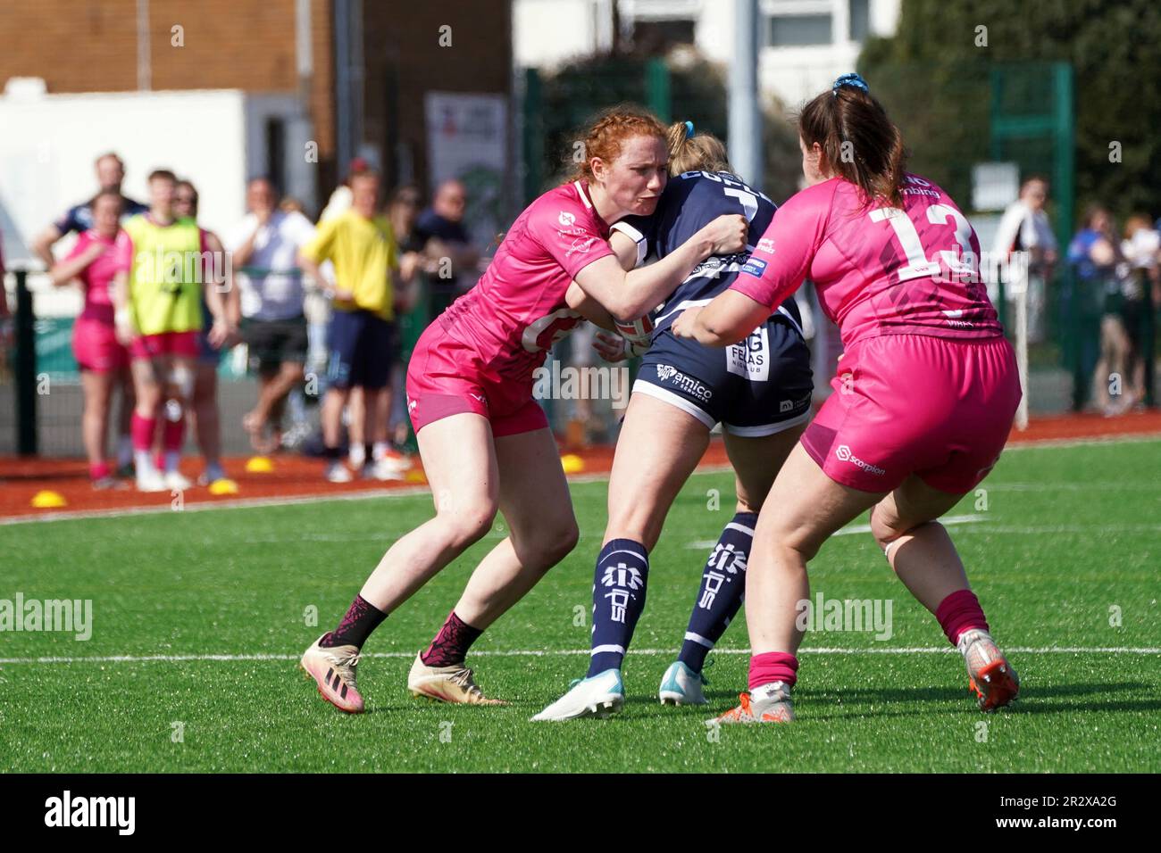 Zoe Heeley und Katie Carr von Cardiff Dämonen spielen Fran Copley beim Betfred Women's Challenge Cup, Qualifikationsrunde 3, Spielfelder der Cardiff University, 21. Mai 2023. Credit Alamy Live / Penallta Photographics Stockfoto