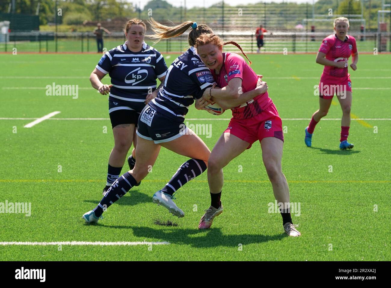 Zoe Heeley von Cardiff Demons wird von Fran Copley von Featherstone Rover beim Spiel des Betfred Challenge Cup auf den Spielfeldern der Cardiff University angegriffen. 21. Mai 2023 Credit Alamy Live / Penallta Photographics Stockfoto