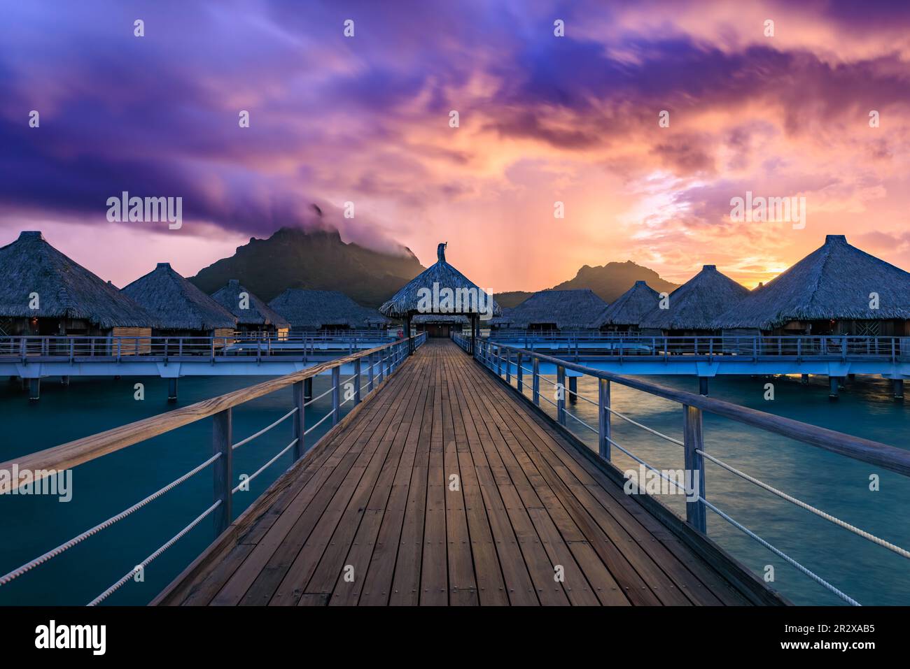 Wunderschöner Sonnenuntergang im St. Regis Bora Bora Resort Stockfoto