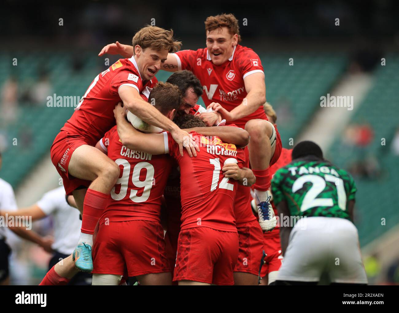 Kanadische Spieler feiern das Nachspiel 40 der HSBC World Rugby Sevens Series im Twickenham Stadium, London. Foto: Sonntag, 21. Mai 2023. Stockfoto