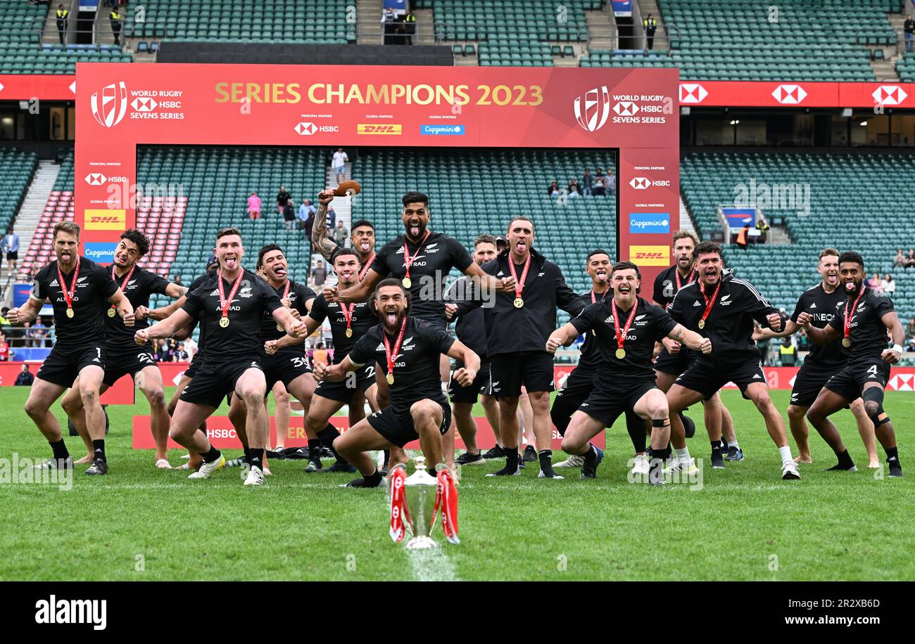 London, Großbritannien. . 21. Mai 2023. 21. Mai 2023; Twickenham Stadium, London, England: HSBC London Rugby Sevens; Neuseeland führt den Haka auf, nachdem er die 2022/23 World Seven Series mit der Trophäe „Series Champions“ im Vordergrund gewonnen hat. Credit: Action Plus Sports Images/Alamy Live News Stockfoto