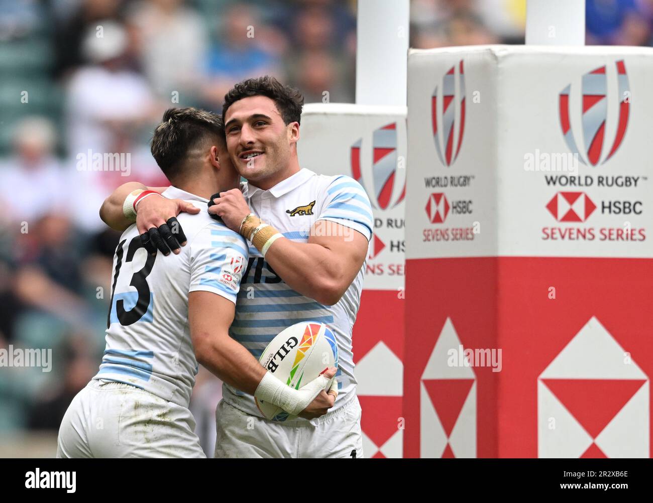 London, Großbritannien. . 21. Mai 2023. 21. Mai 2023; Twickenham Stadium, London, England: HSBC London Rugby Sevens; Argentinien gegen Fidschi im Finale der London Sevens; Marcos Moneta feiert mit Rodrigo Isgro aus Argentinien einen späten Versuch im Spiel Credit: Action Plus Sports Images/Alamy Live News Stockfoto