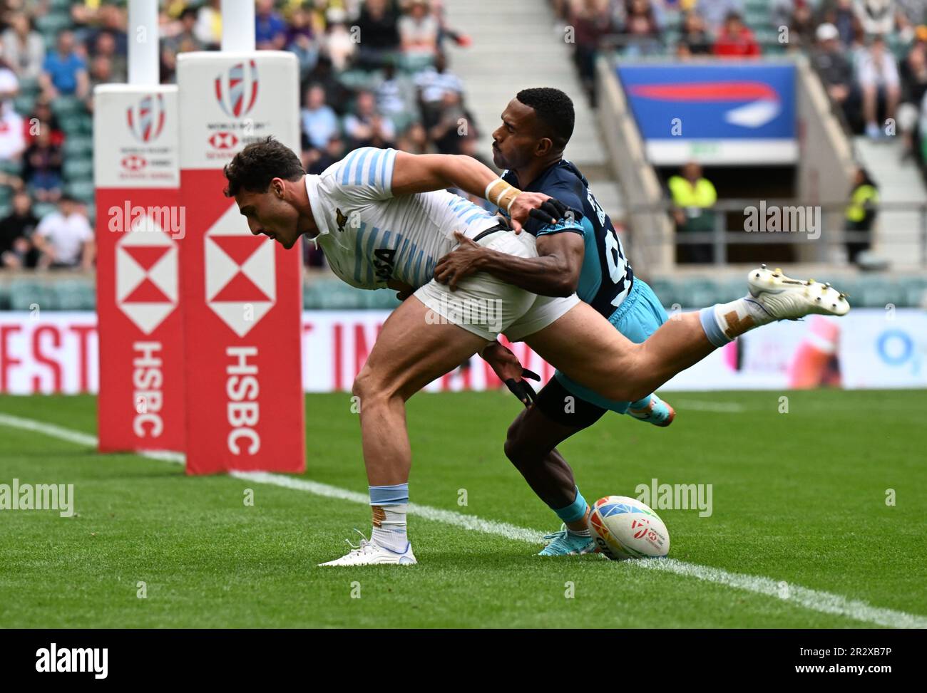 London, Großbritannien. . 21. Mai 2023. 21. Mai 2023; Twickenham Stadium, London, England: HSBC London Rugby Sevens; Argentinien gegen Fidschi im Finale der London Sevens; Rodrigo Isgro aus Argentinien trifft einen Versuch unter dem Druck von Terio Veilawa von Fidschi Credit: Action Plus Sports Images/Alamy Live News Stockfoto