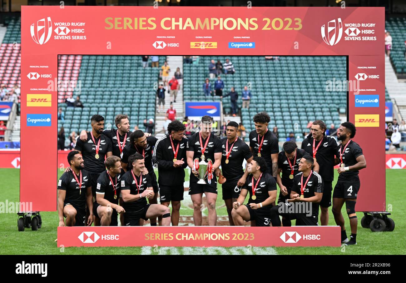 London, Großbritannien. . 21. Mai 2023. 21. Mai 2023; Twickenham Stadium, London, England: HSBC London Rugby Sevens; Neuseeland erhält die Trophäe „Champions“ für 2022/23 World Seven Series Credit: Action Plus Sports Images/Alamy Live News Stockfoto