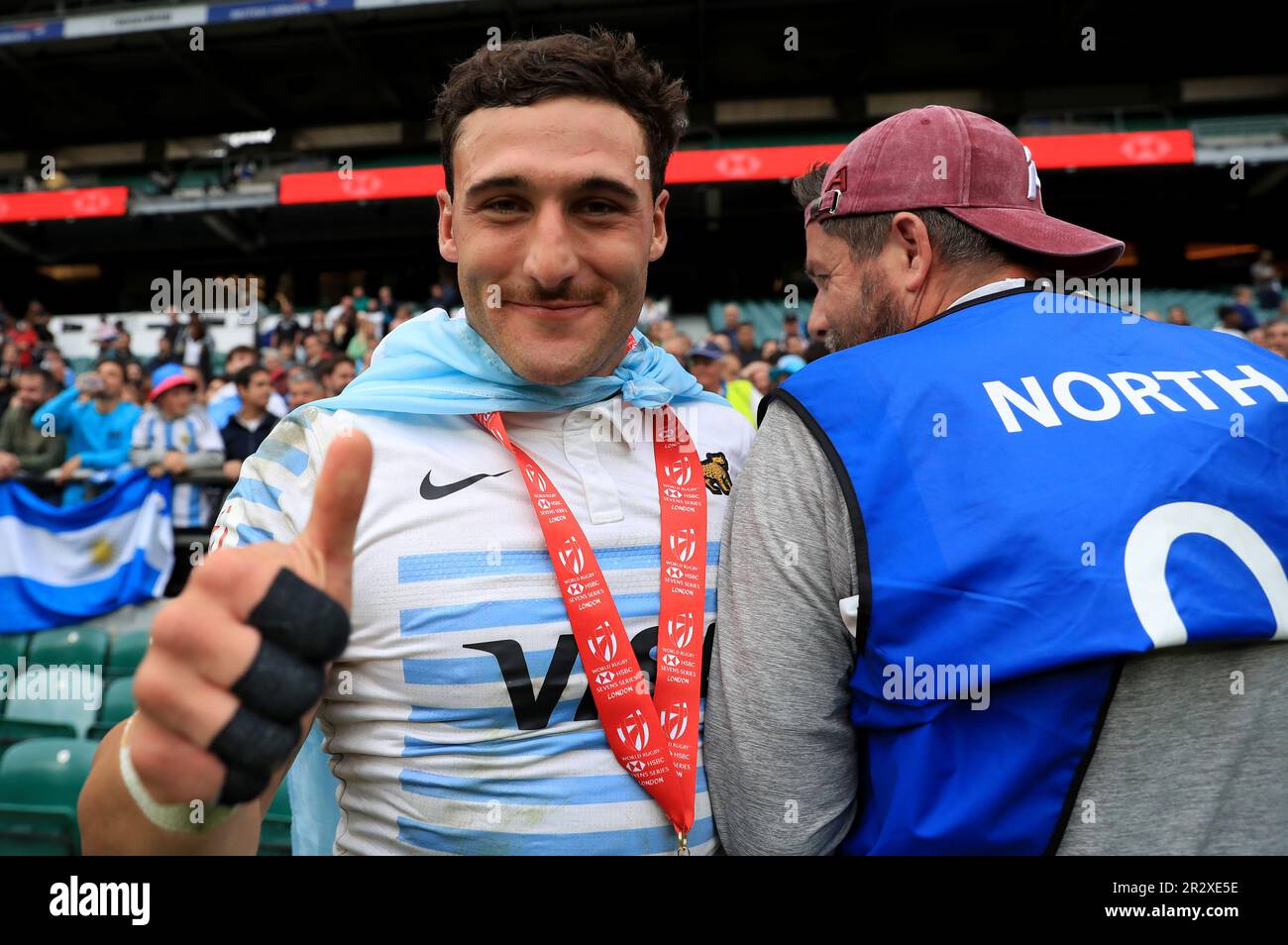 Argentiniens Rodrigo Isgro feiert seine Siegerschaft, nachdem er im Finale der HSBC World Rugby Sevens Series im Twickenham Stadium, London, gegen Fidschi gewonnen hat. Foto: Sonntag, 21. Mai 2023. Stockfoto