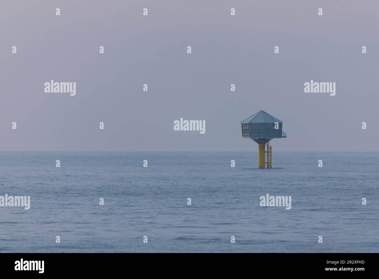 Neststruktur für Schwarzbein-Kittiwake-Offshore-Windpark RSPB Minsmere als Teil einer Ausgleichsregelung, die mit dem Offshore-Windpark Hornsea Three verbunden ist Stockfoto