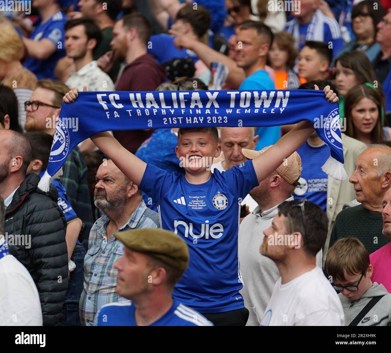 WEMBLEY, ENGLAND - MAI 21: Halifax-Fans während des Finales der Isuzu FA Trophäe zwischen FC Halifax und Gateshead FC im Wembley Stadium, LondonPicture von Dylan Hepworth/MB Media 21/05/2023 Stockfoto