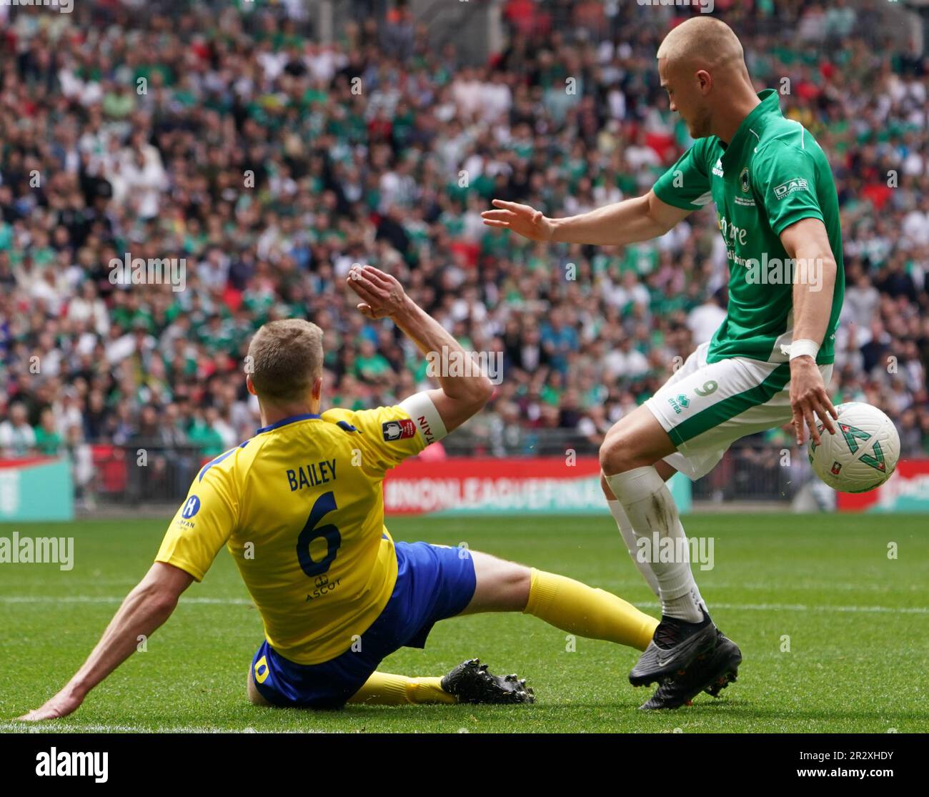 WEMBLEY, ENGLAND MAI 21: Jake Watkinson von Newport Pagnell und Daniel Bailey von Ascot kämpfen um den Ball während des Finales der Isuzu FA Vase zwischen Ascot United und Newport Pagnell Town im Wembley Stadium, LondonPicture von Dylan Hepworth/MB Media 21/05/2023 Stockfoto