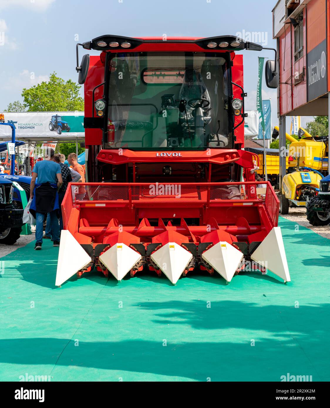 Chinesischer Harvester kombiniert Lovol auf der Landwirtschaftsausstellung. Novi Sad, Serbien-05.20.2023. Stockfoto