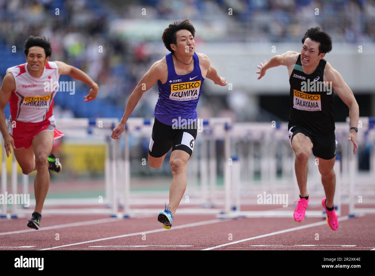 Shunsuke Izumiya (JPN) gewinnt 13,07 die 110-m-Hürden beim Goldenen Großen Preis von Seiko im International Stadium am Sonntag, 21. Mai 2023, in Yokohama, Japan. Von links: Shuhei Ishikawa (JPN), Izumiya und Shunya Takayama (JPN). (Kikuchi/Bild des Sports) Stockfoto