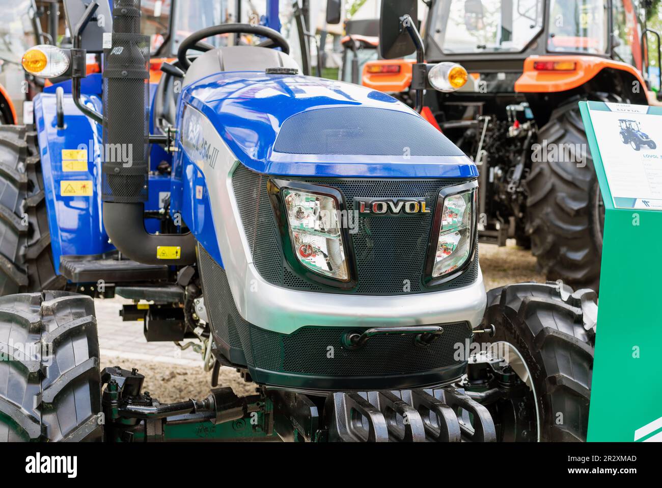 Chinesische Landwirtschaftsausstellung Tractor Lovol. Novi Sad, Serbien-05.20.2023. Stockfoto