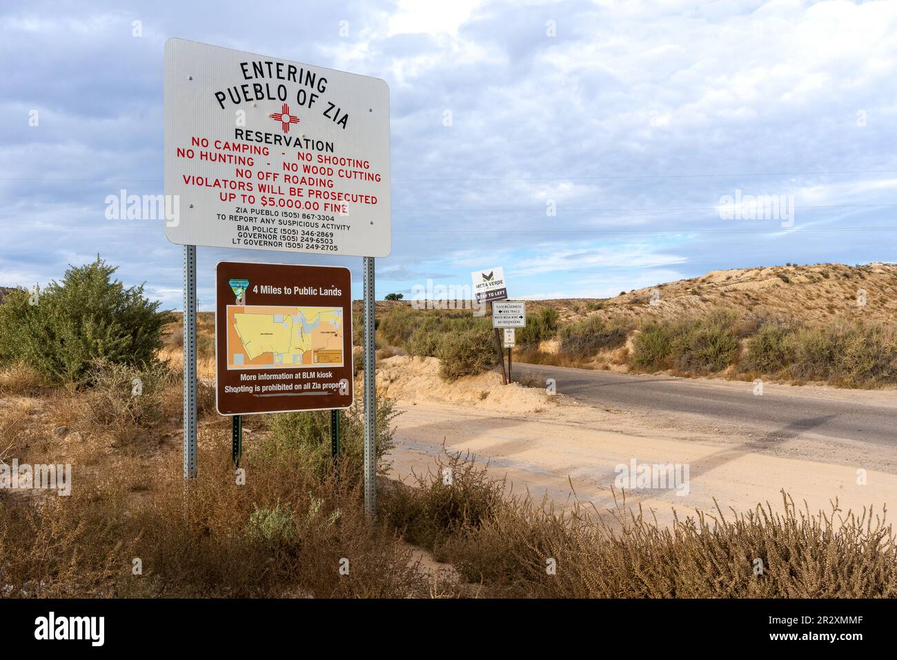 Ein großes Straßenschild steht beim Betreten von Pueblo of Zia Reservation im Norden von New Mexico. Andere Schilder weisen auf Mesa Verde hin, halten Sie sich links, und fahren Sie 4 km bis zum Public Land. Stockfoto