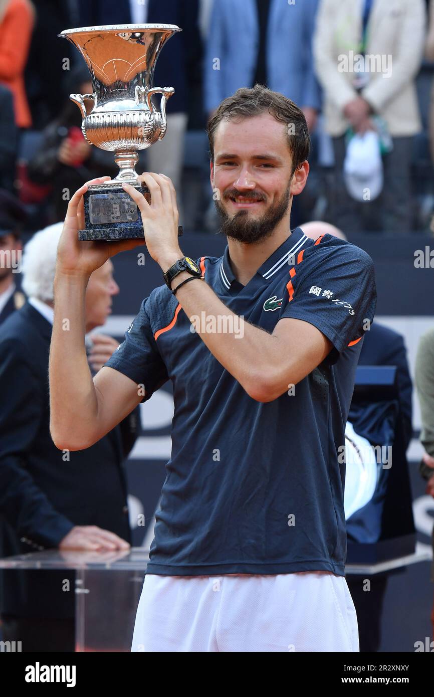 Rom, Latium. 21. Mai 2023. ROM, ITALIEN - MAI 21: Daniil Medvedev feiert am 21. Mai 2023 im Foro Italico Rom, Italien, das Singles-Turnier der Herren und die Trophäe gegen Holger Rune 7-5 7-5 bei Rome Internazionali d'Italia. ( Kredit: massimo insabato/Alamy Live News Stockfoto