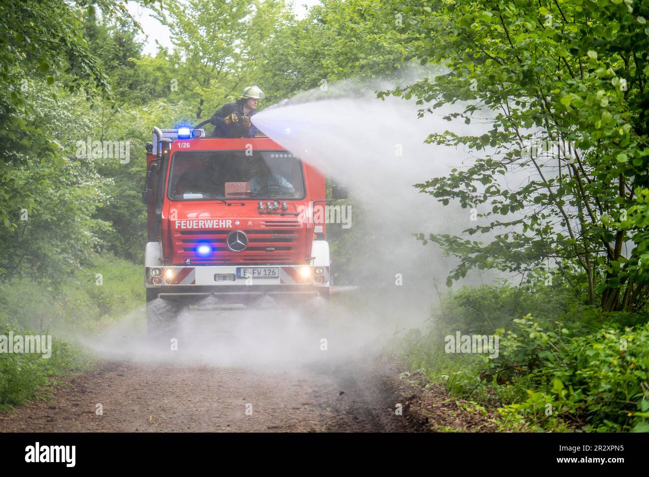 Waldbrandbekämpfungsübung der Essener Feuerwehr, Wasserversorgung über größere Entfernungen und Einsatz neuer Geländefahrzeuge, die abfahren können Stockfoto