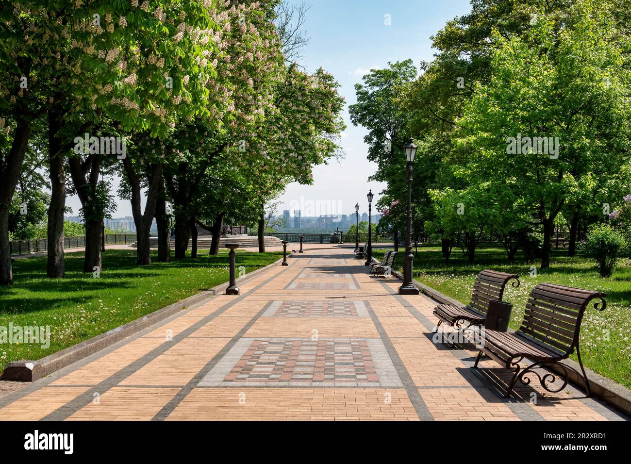 Wunderschöne Stadtlandschaft Kiew mit blühenden Kastanien im Garten nahe des Hügels Saint Volodymyr Stockfoto