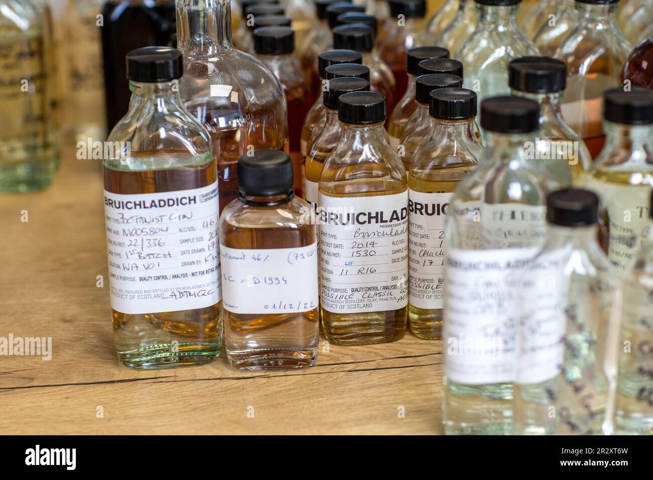ISLAY, SCHOTTLAND - Bruichladdich Destillerie Whisky Probeflaschen Stockfoto