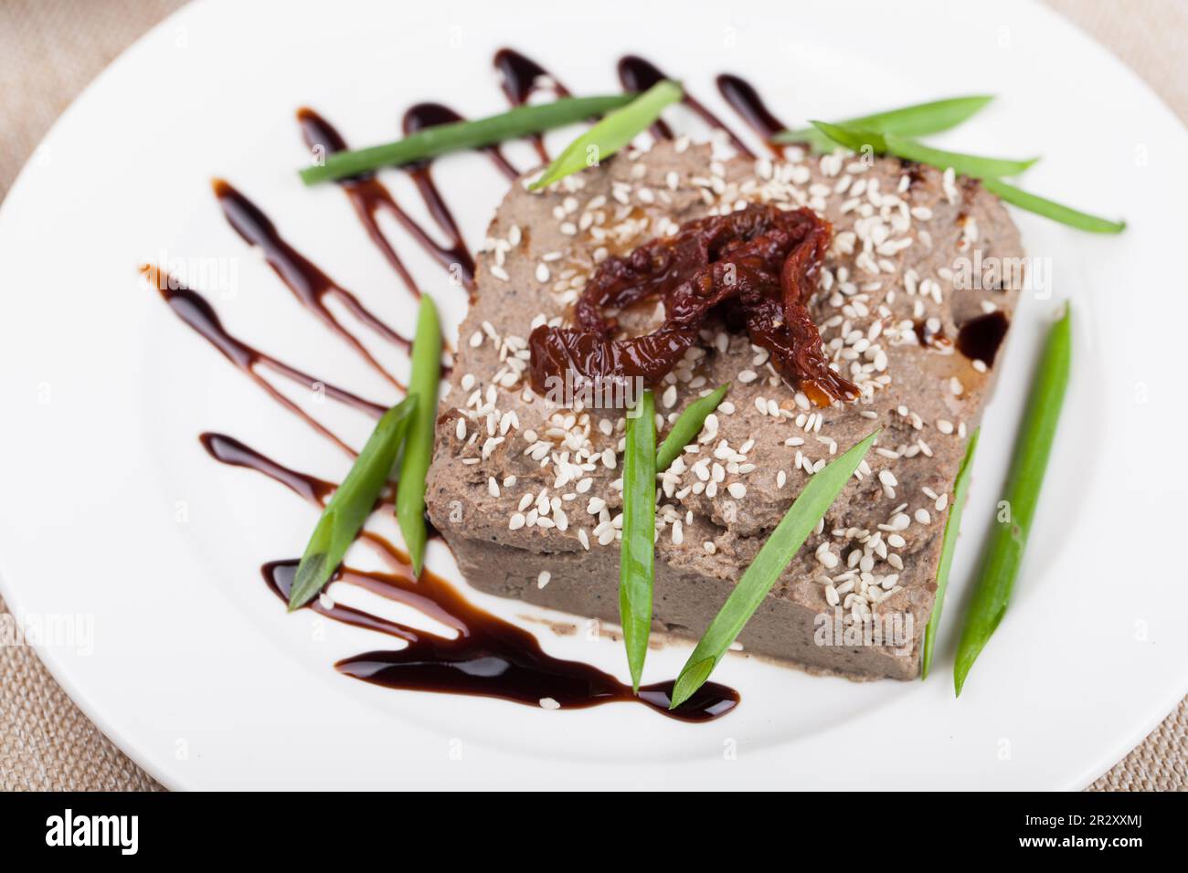 Leberpastete auf einer weißen Platte Stockfoto