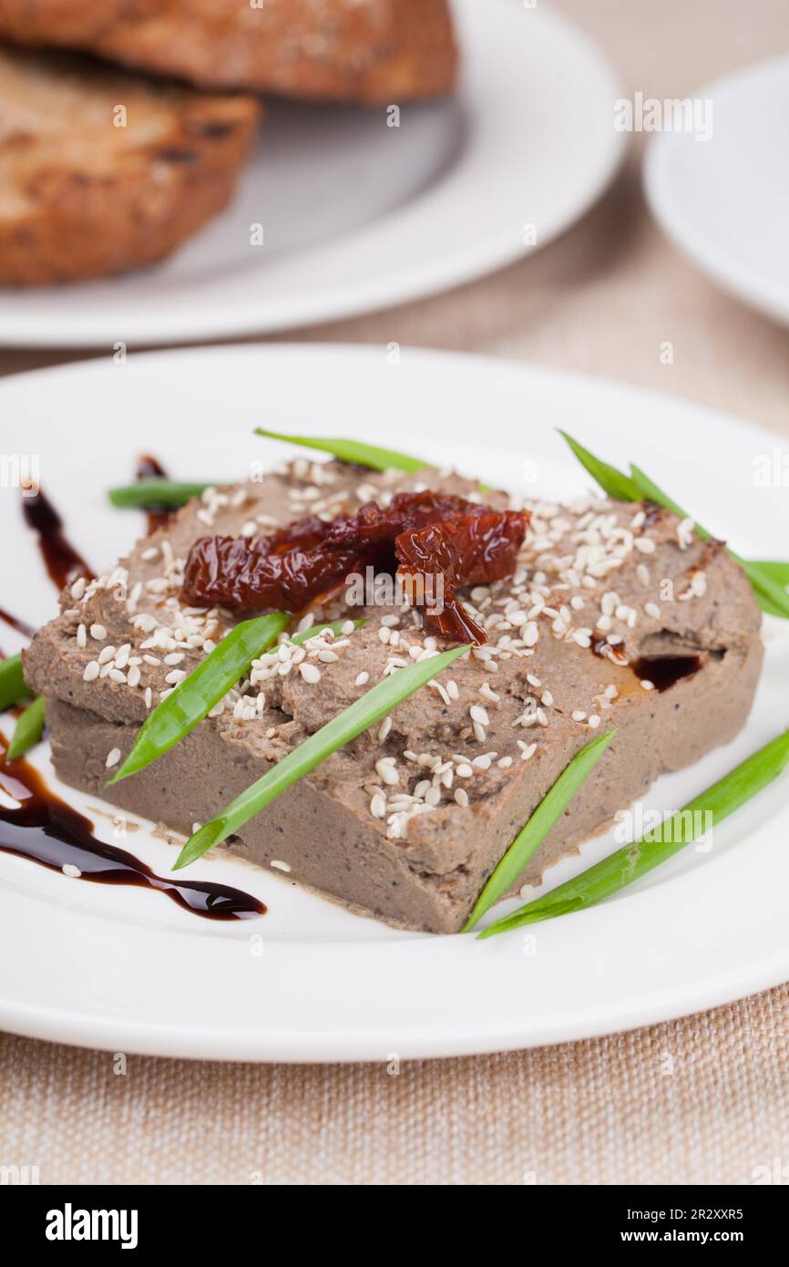 Leberpastete auf einer weißen Platte Stockfoto