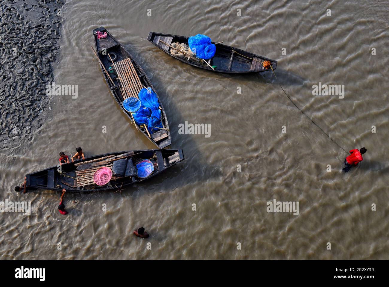 Konserven, Indien. 21. Mai 2023. Fischer kehren nach dem Angeln auf dem Fluss Matla nach Hause zurück. Kredit: SOPA Images Limited/Alamy Live News Stockfoto