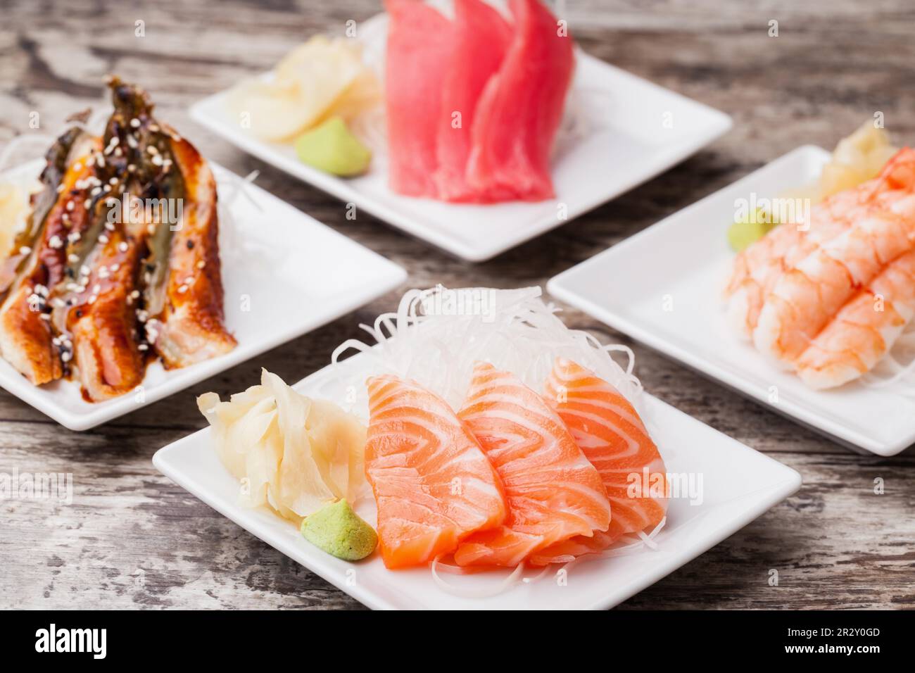 Köstliche gemischte Sashimi auf einem schwarzen Teller Stockfoto