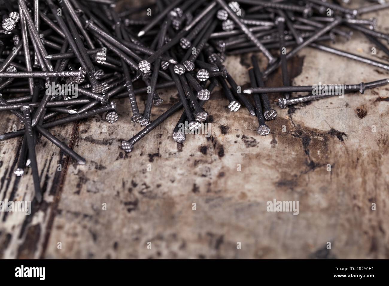 Nägel auf Holzhintergrund Stockfoto